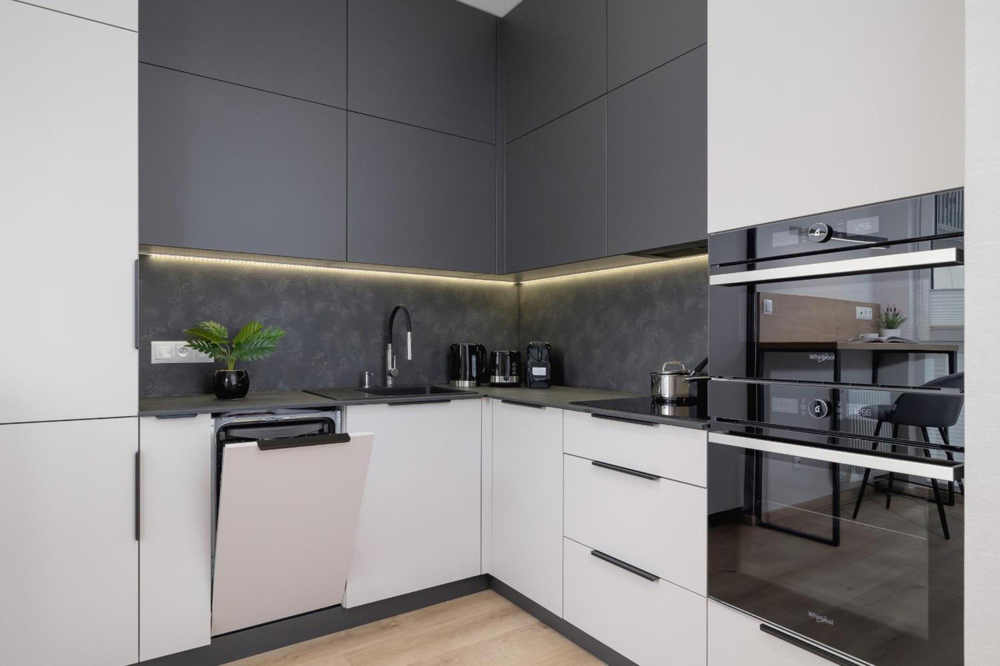Bright Apartment In Krakow With Garden, Air Conditioning, Parking And Desk By Renters Prestige Extérieur photo
