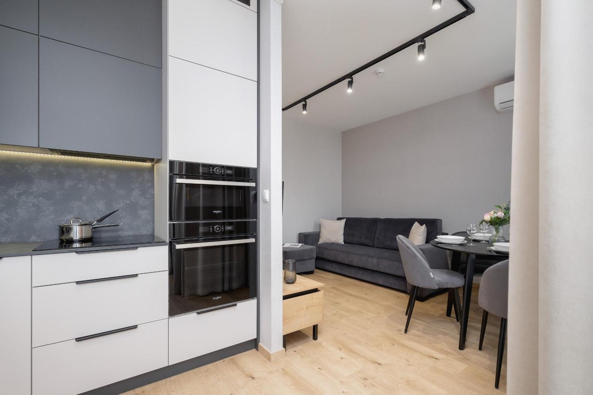 Bright Apartment In Krakow With Garden, Air Conditioning, Parking And Desk By Renters Prestige Extérieur photo