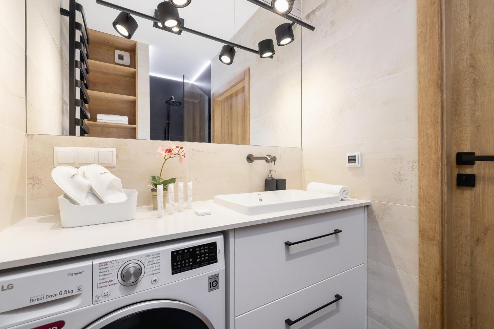 Bright Apartment In Krakow With Garden, Air Conditioning, Parking And Desk By Renters Prestige Extérieur photo