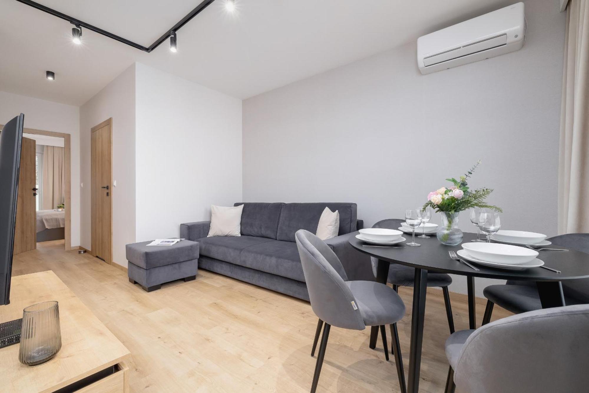 Bright Apartment In Krakow With Garden, Air Conditioning, Parking And Desk By Renters Prestige Extérieur photo